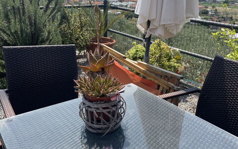Casa Ilaria - Diano Marina: Mueble, Silla, Mueble Para Exteriores, Mesa, Mesa Al Aire Libre, Sombra, Restaurante, Cocina Y Comedor Mesa, Mesa De Café, Balcón