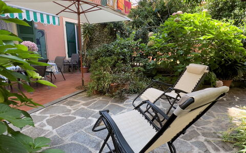 Casa Mary - Levanto: Mueble, Silla, Mueble Para Exteriores, Sombra, Mesa Al Aire Libre, Silla Plegable, Yarda, Patio Interior, Balcón, Mesa De Café