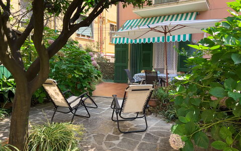 Casa Mary - Levanto: Mueble, Mueble Para Exteriores, Silla, Arbusto, Mesa Al Aire Libre, Sombra, Jardín, Patio Interior, Yarda