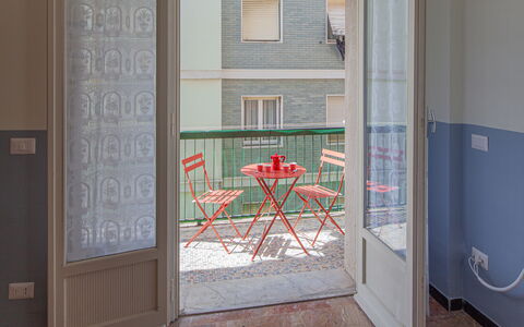 Giulia Apartment - Levanto: Ventana, Edificio, Puerta, Madera, Casa, Silla, Pared, Inicio De La Puerta, Piso