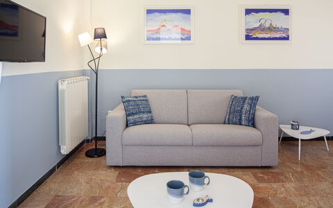Giulia Apartment - Levanto: Mueble, Propiedad, Mesa, Vajilla, Producto, Azur, Sofá, Marco, Encendiendo, Madera