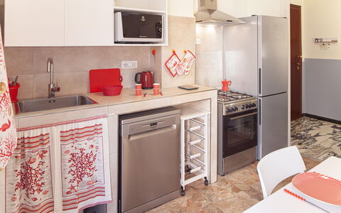 Giulia Apartment - Levanto: Gabinetes, Mostrador, Propiedad, Mueble, Aparato De Cocina, Estufa De Cocina, Lavabo, Cocina, Electrodoméstico, Madera