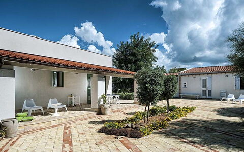 Bianca: Arbusto, Barrio Residencial, Casa, El Terreno Del Lote, Sombra, Inmuebles, Cabaña, Jardín, Paisajismo, Yarda