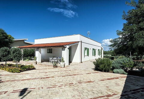 Bianca: Arbusto, Barrio Residencial, Casa, Techo, Cobertura Del Suelo, Jardín, Sombra, Inmuebles, Paisajismo