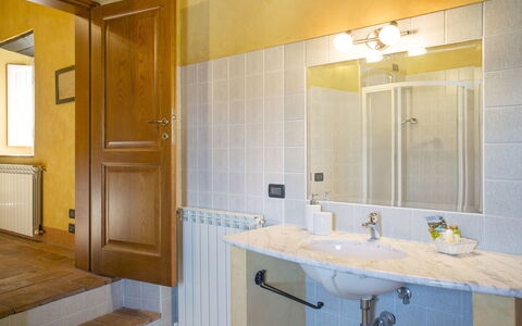 Montefiore: Baño, Habitación, Propiedad, Amarillo, Diseño De Interiores, Mueble De Baño, Edificio, Loseta, Pared, Casa