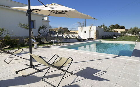 Villa Berbaro: Agua, Planta, Cielo, Edificio, Azur, Sombra, Piscina, Mueble Para Exteriores, Sunlounger, Casa