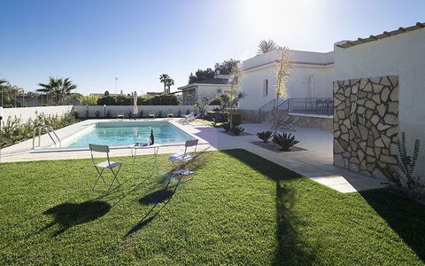 Villa Berbaro: Cielo, Agua, Tiempo De Día, Propiedad, Planta, Piscina, Sombra, Ocio, Diseño Urbano, Árbol