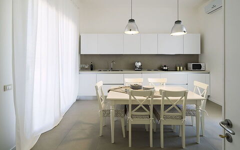 Villa Berbaro: Gabinetes, Mueble, Mesa, Madera, Mostrador, Diseño De Interiores, Cocina, Edificio, Silla