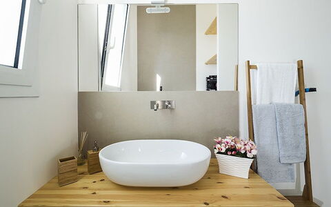 Villa Berbaro: Grifo, Espejo, Arreglo De Tubería, Lavabo Del Baño, Mueble De Baño, Lavabo, Baño, Madera, Comodidad, Púrpura