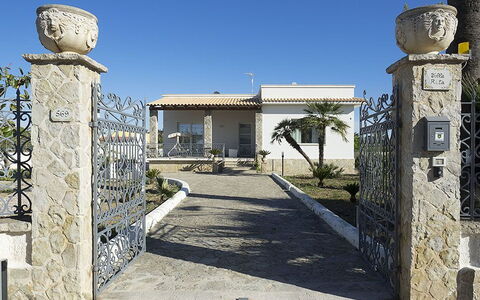 Villa Berbaro: Cielo, Propiedad, Tiempo De Día, Planta, Edificio, Azur, Arquitectura, Ventana, Superficie De La Carretera, Puerta