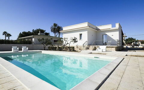 Villa Berbaro: Agua, Cielo, Piscina, Azur, Planta, Árbol, Edificio, Arquitectura, Sombra, Ocio