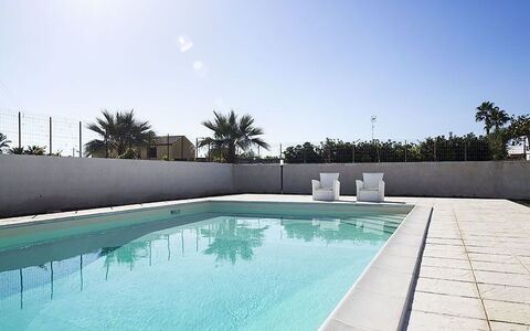 Villa Berbaro: Agua, Cielo, Piscina, Árbol, Sombra, Ocio, Rectángulo, Material Compuesto, Bienes Raíces, Hierba