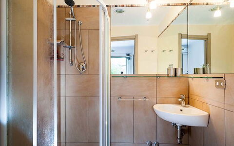 Eden Retreat: Espejo, Arreglo De Tubería, Grifo, Lavabo, Propiedad, Alcachofa De La Ducha, Edificio, Lavabo Del Baño, Puerta De La Ducha, Baño