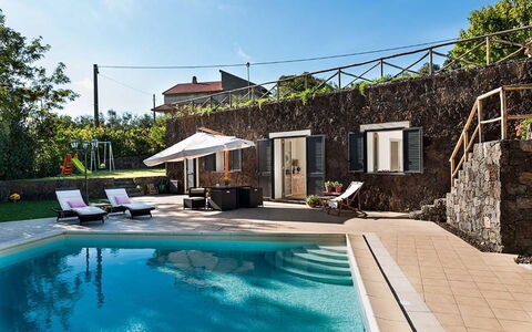 Eden Retreat: Agua, Cielo, Planta, Edificio, Azur, Piscina, Nube, Árbol, Sombra, Barrio Residencial