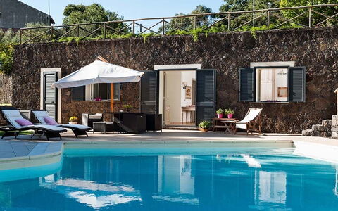 Eden Retreat: Agua, Propiedad, Mueble, Piscina, Edificio, Silla, Azur, Planta, Mueble Para Exteriores, Sombra