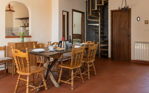 Mareneve: Mesa, Mueble, Silla, Madera, Diseño De Interiores, Edificio, Puerta, Piso, Suelo, Manchas De Madera