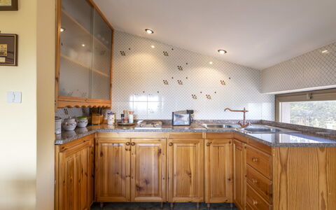 Serena: Mostrador, Gabinetes, Grifo, Fregadero, Lavabo, Cocina, Madera, Diseño De Interiores, Suelo, Piso