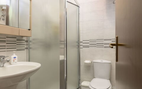 Il Poggio: Propiedad, Arreglo De Tubería, Blanco, Baño, Púrpura, Lavabo, Espejo, Encendiendo, Grifo