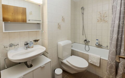 Rehli: Baño, Lavabo Del Baño, Arreglo De Tubería, Lavabo, Baño, Asiento Del Baño, Diseño De Interiores, Piso, Suelo, Grifo