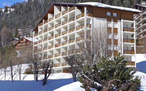 Crans-Montana 380: Nieve, Tiempo De Día, Propiedad, Edificio, Naturaleza, Árbol, Cielo, Montaña, Biome, Congelación