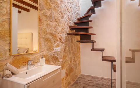 Biniarroi Charm & Quality: Marrón, Grifo, Lavabo, Espejo, Arreglo De Tubería, Madera, Baño, Lavabo Del Baño, Encendiendo, Diseño De Interiores
