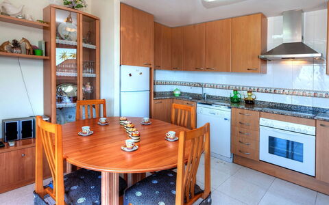 Fané: Habitación, Propiedad, Mueble, Mostrador, Cocina, Edificio, Gabinetes, Casa, Diseño De Interiores, Bienes Raíces