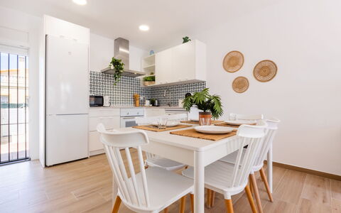 Marina: Mueble, Diseño De Interiores, Cocina, Piso, Silla, Mesa, Madera, Comedor, Cocina Y Comedor Mesa, Suelo