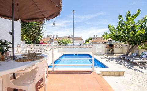 Marina: Piscina, Recurso, Sombra, Mueble Para Exteriores, Silla, Planta De Casa, Hotel, Loseta, Maceta, Eco Hotel