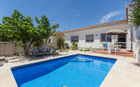 Marina: Piscina, Recurso, Ocio, Mueble Para Exteriores, Inmuebles, Centro De Ocio, Villa, Hacienda, Hotel, Sunlounger