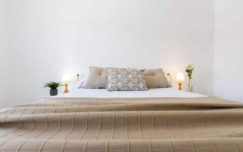 Marina: Cama, Habitación, Lecho, Sábana, Diseño De Interiores, Mueble, Linos, Madera, Suelo, Textil