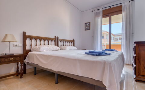 Benvinguts: Mueble, Habitación, Habitación, Cama, Propiedad, Marco De La Cama, Sábana, Suelo, Pared, Diseño De Interiores