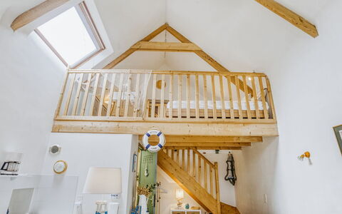 La Belle Océane: Habitación, Propiedad, Techo, Mueble, Amarillo, Diseño De Interiores, Escalera, Casa, Cama, Casa