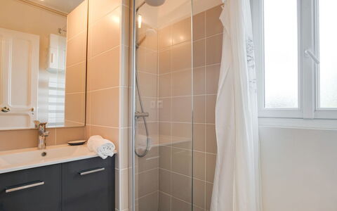 Kerhel: Baño, Propiedad, Habitación, Diseño De Interiores, Bienes Raíces, Loseta, Pared, Casa, Edificio, Arquitectura
