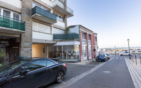 Les Mouettes: Rueda, Coche, Edificio, Planta, Vehículo, Cielo, Ventana, Neumático En, Asfalto