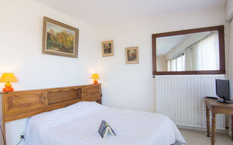 Le Royal Foch: Mueble, Espejo, Propiedad, Comodidad, Marco, Edificio, Azur, Ventana, Madera, Naranja