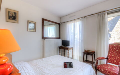 Le Royal Foch: Mueble, Propiedad, Comodidad, Madera, Marco, Ventana, Lámpara, Diseño De Interiores, Suelo, Almohada