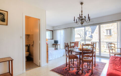 Le Royal Foch: Mesa, Marco, Mueble, Edificio, Silla, Madera, Diseño De Interiores, Cajón, Piso, Casa