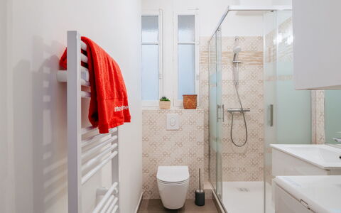 Résidence les Terrasses: Barrio Residencial, Casa, Casa, Techo, Inmuebles, Cabaña, Balcón, Suburbio, Jardín, Pueblo