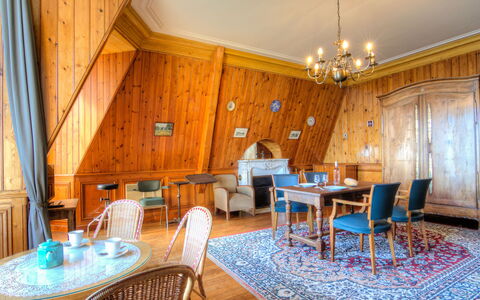 La Garde: Mesa, Mueble, Propiedad, Silla, Azul, Edificio, Madera, Diseño De Interiores, Encendiendo, Arquitectura