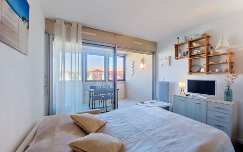 Le Point D'Or: Ventana, Arquitectura, Barrio Residencial, Casa, Casa, Techo, Cabaña, Entrada De Coches, Suburbio, Segmento D
