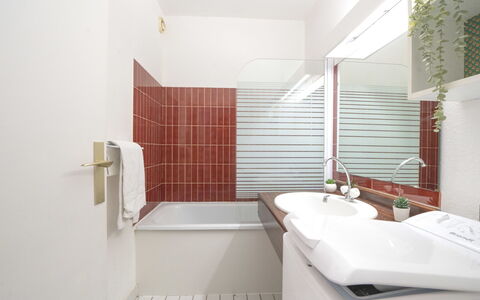 Poséidon: Arreglo De Tubería, Baño, Piso, Diseño De Interiores, Suelo, Lavabo, Techo, Grifo, Plomería, Loseta