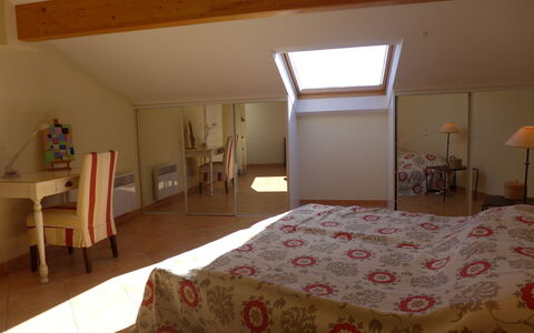 Le Panoramic: Habitación, Cama, Habitación, Mueble, Sábana, Propiedad, Marco De La Cama, Lecho, Techo, Colchón