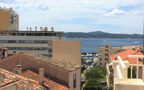 Le Panoramic: Nube, Cielo, Agua, Propiedad, Edificio, Ventana, Infraestructura, Diseño Urbano, Barrio, Bloque De Pisos