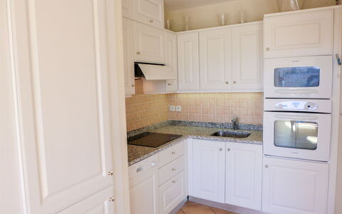 Le Panoramic: Gabinetes, Mostrador, Edificio, Estufa De Cocina, Aparato De Cocina, Madera, Fregadero, Cocina, Diseño De Interiores, Electrodoméstico