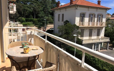 Le Panoramic: Edificio, Mueble, Cielo, Ventana, Nube, Mesa, Planta, Silla, Árbol, Casa