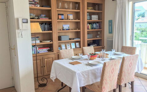 Le Panoramic: Mesa, Mueble, Propiedad, Estante, Vajilla, Estantería, Gabinetes, Madera, Ventana, Diseño De Interiores