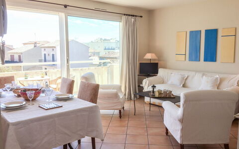 Le Panoramic: Mesa, Mueble, Edificio, Sofá, Comodidad, Ventana, Azul, Madera, Almohada, Diseño De Interiores