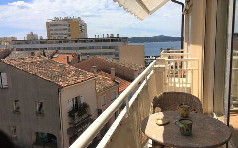 Le Panoramic: Cielo, Propiedad, Ventana, Edificio, Nube, Mesa, Madera, Sombra, Bienes Raíces, Barrio Residencial