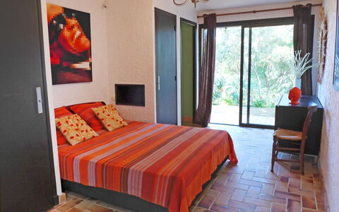 La Maison du Midi: Habitación, Habitación, Mueble, Cama, Propiedad, Sábana, Diseño De Interiores, Suelo, Naranja, Lecho