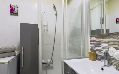 Ciel de Fabron: Baño, Arreglo De Tubería, Piso, Diseño De Interiores, Pared, Suelo, Lavabo, Grifo, Plomería, Baño